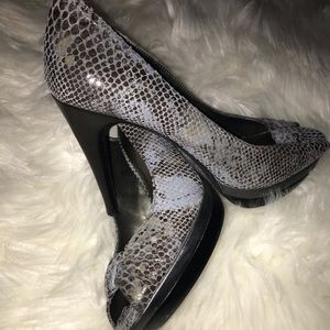 Moda Spana peep toe sandals.